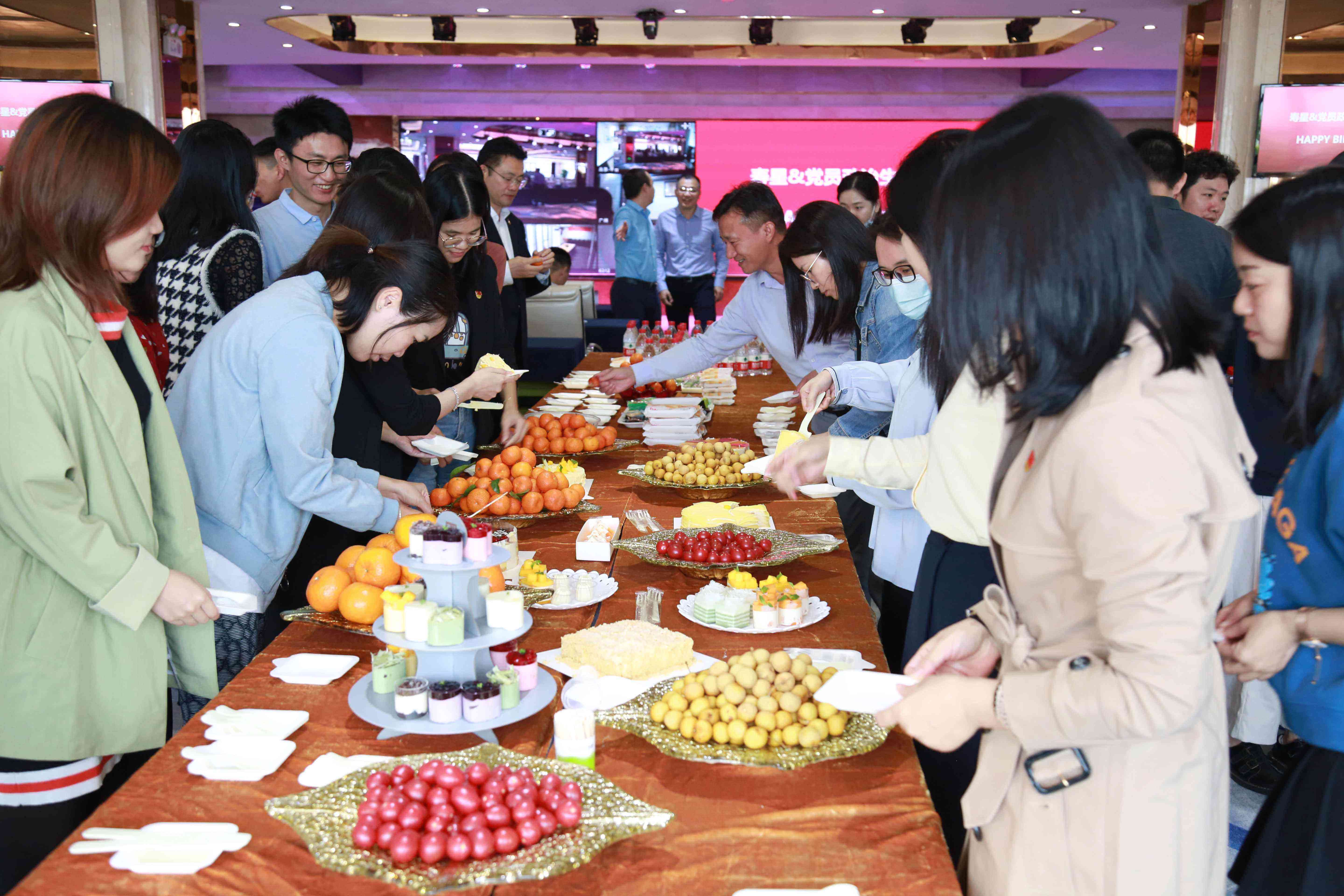 企业党建与文化相融合，点亮员工生日会