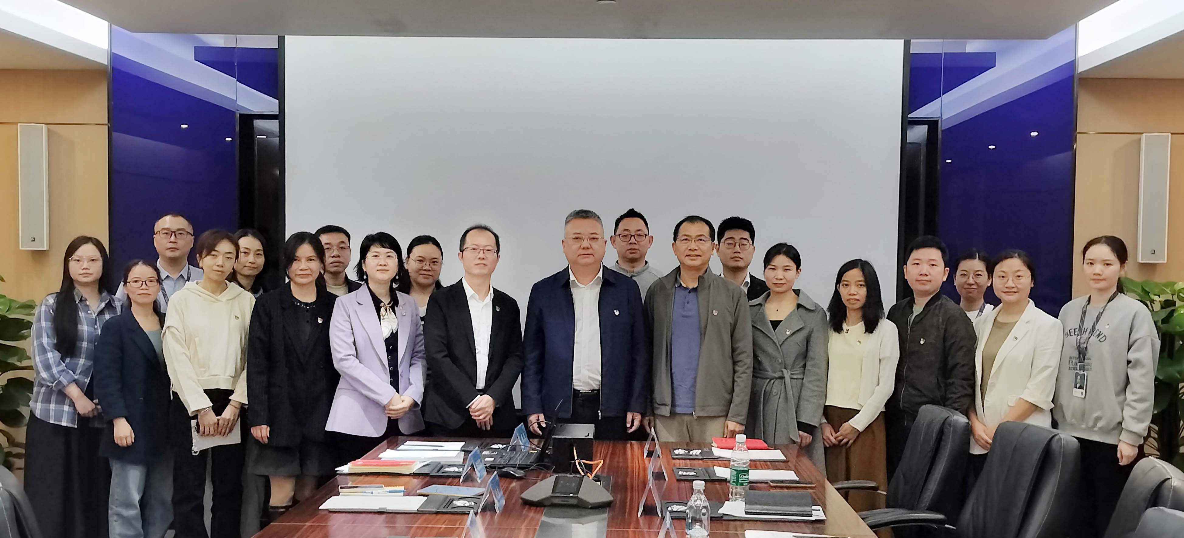 李程任深圳市壹号娱乐供应链股份有限公司党委书记，钟志华任党委副书记、纪委书记